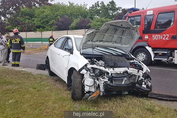 Toyota uderzyła w bariery na wiadukcie