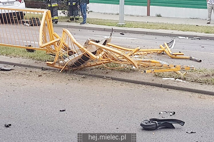 Toyota uderzyła w bariery na wiadukcie