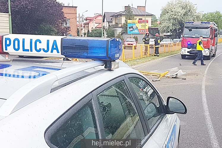 Toyota uderzyła w bariery na wiadukcie