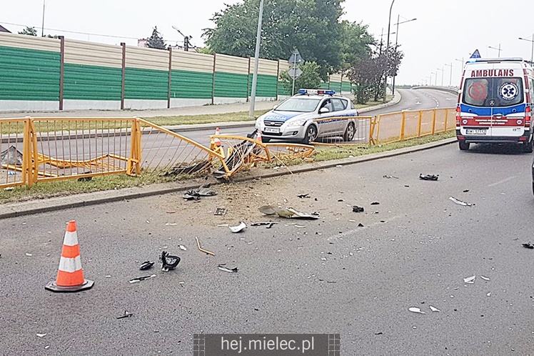 Toyota uderzyła w bariery na wiadukcie