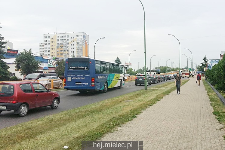 Toyota uderzyła w bariery na wiadukcie