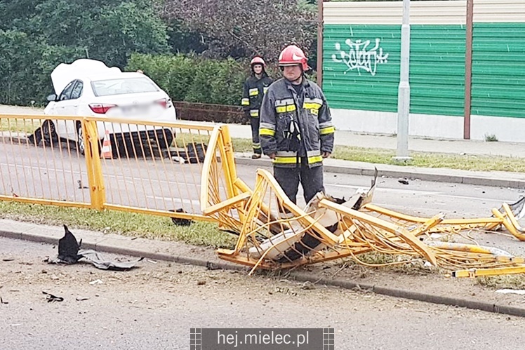 Toyota uderzyła w bariery na wiadukcie