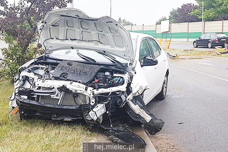 Toyota uderzyła w bariery na wiadukcie