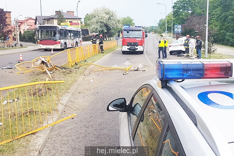 Toyota uderzyła w bariery na wiadukcie