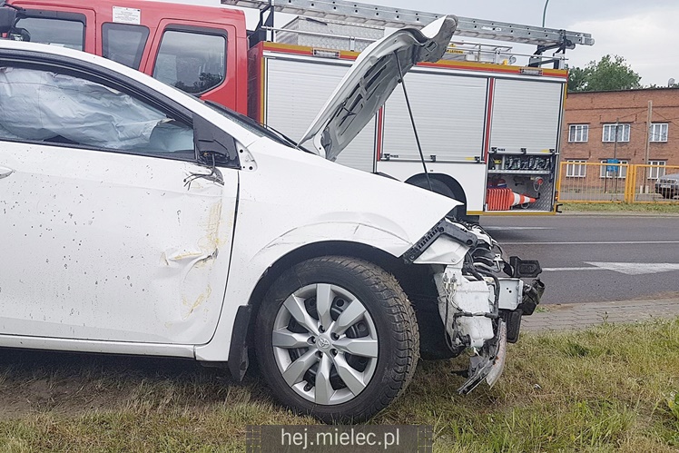 Toyota uderzyła w bariery na wiadukcie