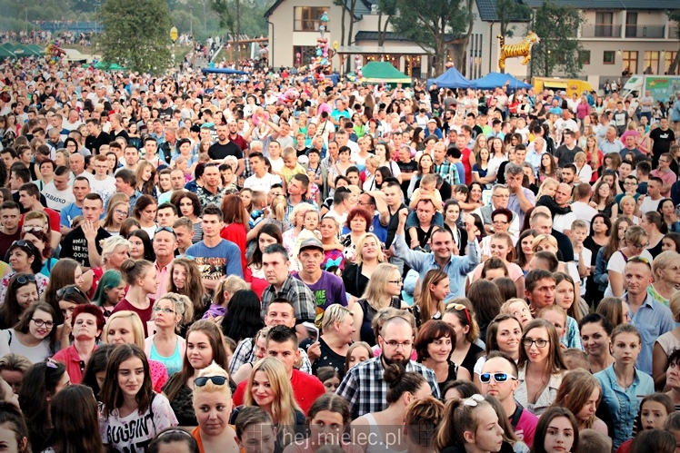 Powiatowe Powitanie Lata 2017: Mateusz Mijal, zespół Weekend, Sarsa