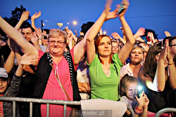 Powiatowe Powitanie Lata 2017: Mateusz Mijal, zespół Weekend, Sarsa
