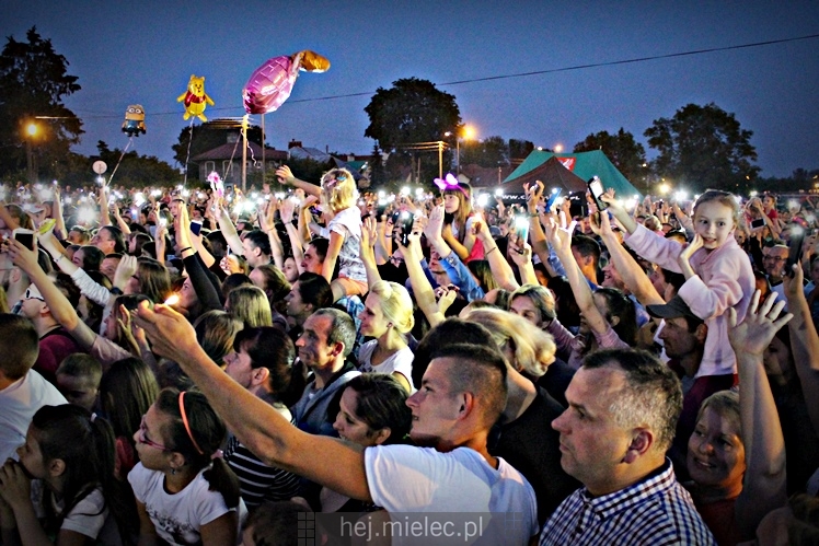 Powiatowe Powitanie Lata 2017: Mateusz Mijal, zespół Weekend, Sarsa