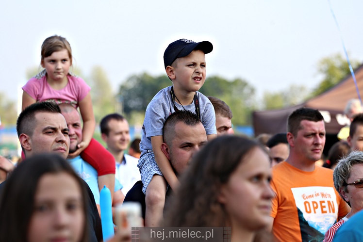 Powiatowe Powitanie Lata 2017: Mateusz Mijal, zespół Weekend, Sarsa