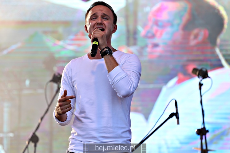 Powiatowe Powitanie Lata 2017: Mateusz Mijal, zespół Weekend, Sarsa
