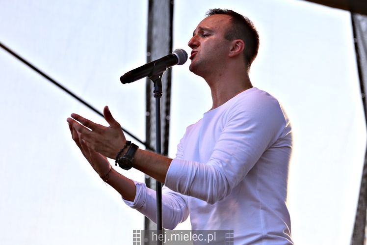 Powiatowe Powitanie Lata 2017: Mateusz Mijal, zespół Weekend, Sarsa