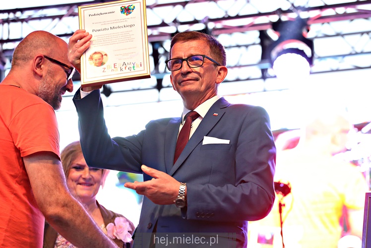 Powiatowe Powitanie Lata 2017: Mateusz Mijal, zespół Weekend, Sarsa
