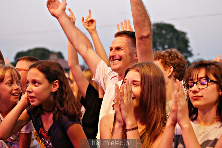 Powiatowe Powitanie Lata 2017: Mateusz Mijal, zespół Weekend, Sarsa