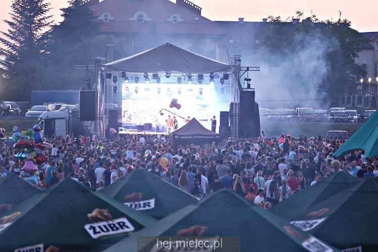 Powiatowe Powitanie Lata 2017: Mateusz Mijal, zespół Weekend, Sarsa