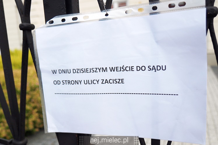 Budynek sądu obrzucony jajkami