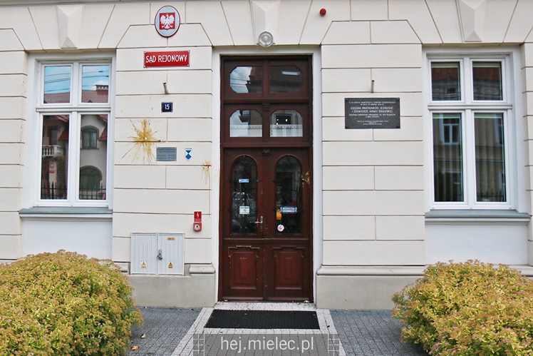 Budynek sądu obrzucony jajkami