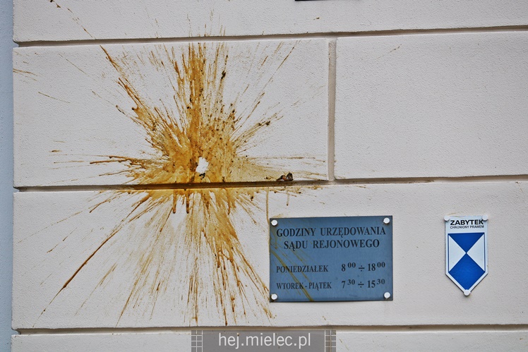 Budynek sądu obrzucony jajkami