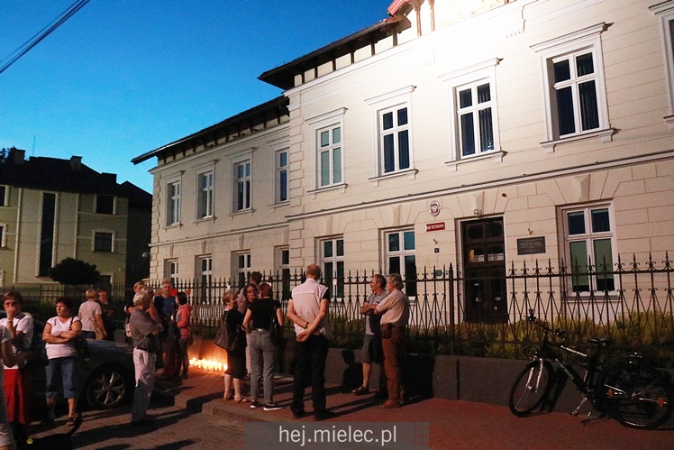 Znicze pod mieleckim Sądem Rejonowym