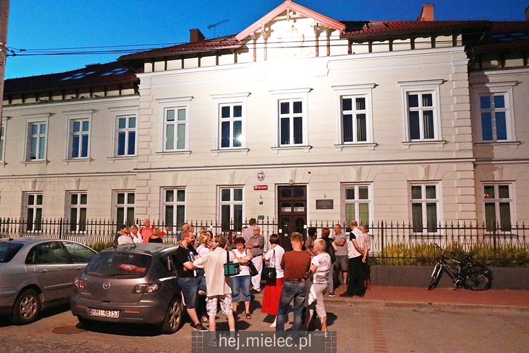 Znicze pod mieleckim Sądem Rejonowym