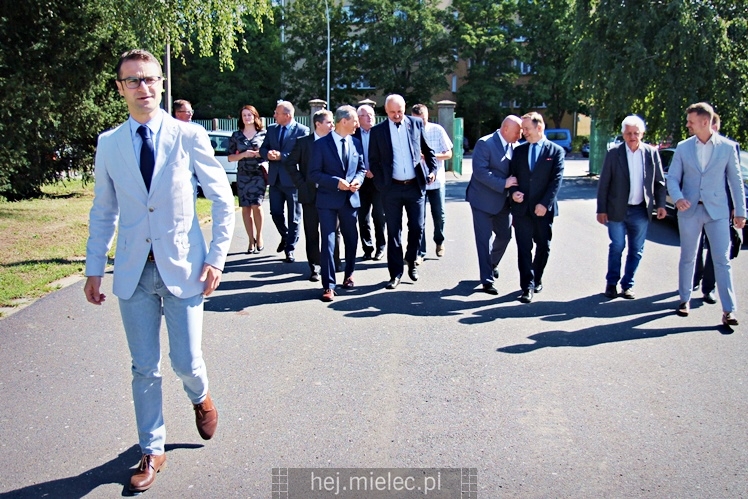 Wiceminister sportu podpisał w Mielcu umowę na dofinansowanie budowy nowej hali
