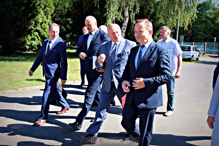 Wiceminister sportu podpisał w Mielcu umowę na dofinansowanie budowy nowej hali
