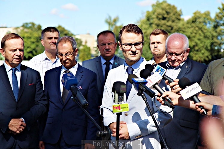 Wiceminister sportu podpisał w Mielcu umowę na dofinansowanie budowy nowej hali