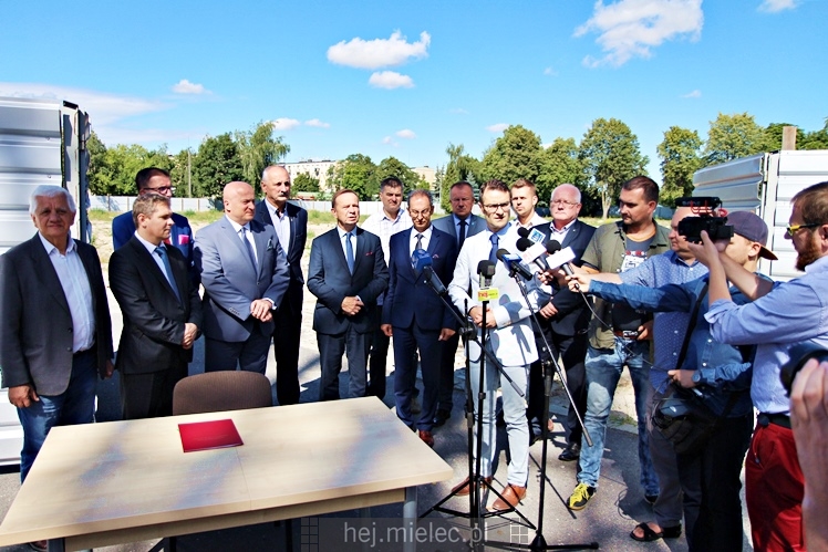 Wiceminister sportu podpisał w Mielcu umowę na dofinansowanie budowy nowej hali