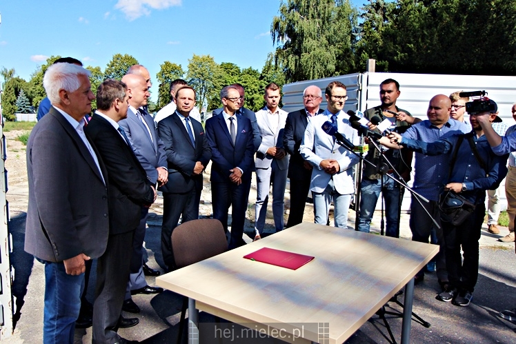 Wiceminister sportu podpisał w Mielcu umowę na dofinansowanie budowy nowej hali