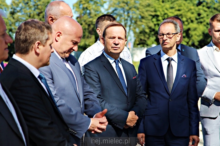 Wiceminister sportu podpisał w Mielcu umowę na dofinansowanie budowy nowej hali