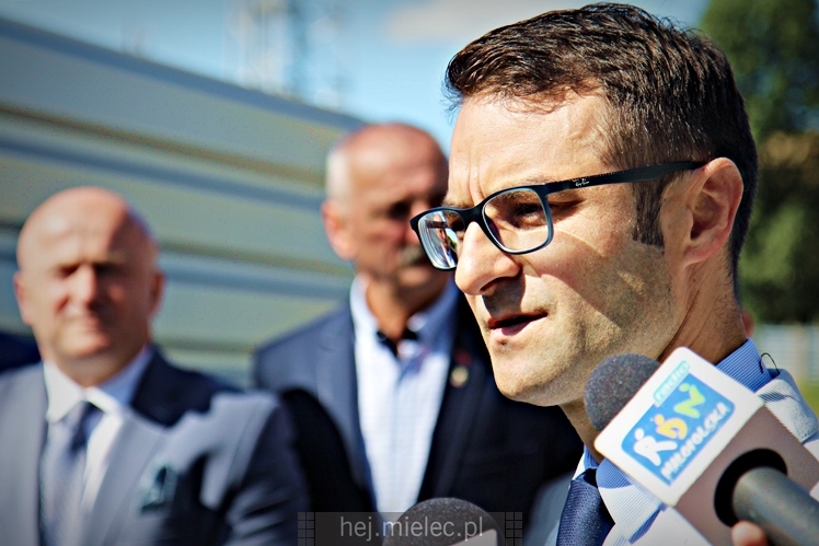 Wiceminister sportu podpisał w Mielcu umowę na dofinansowanie budowy nowej hali