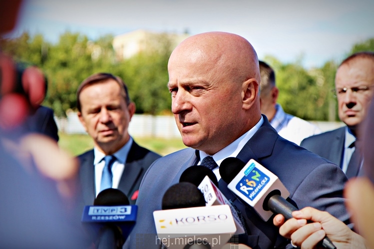 Wiceminister sportu podpisał w Mielcu umowę na dofinansowanie budowy nowej hali