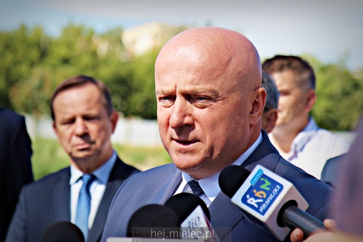 Wiceminister sportu podpisał w Mielcu umowę na dofinansowanie budowy nowej hali