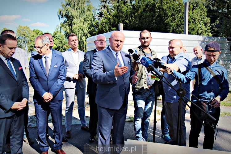 Wiceminister sportu podpisał w Mielcu umowę na dofinansowanie budowy nowej hali