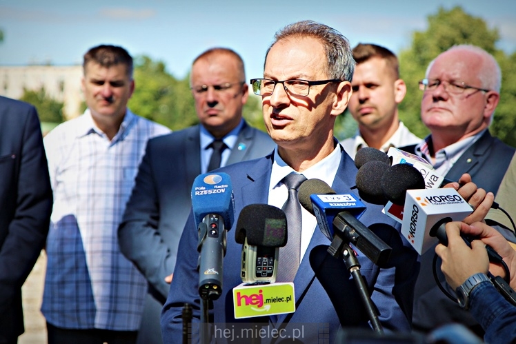 Wiceminister sportu podpisał w Mielcu umowę na dofinansowanie budowy nowej hali