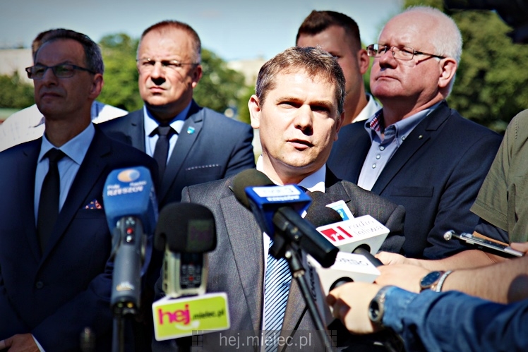 Wiceminister sportu podpisał w Mielcu umowę na dofinansowanie budowy nowej hali