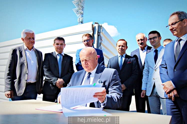 Wiceminister sportu podpisał w Mielcu umowę na dofinansowanie budowy nowej hali
