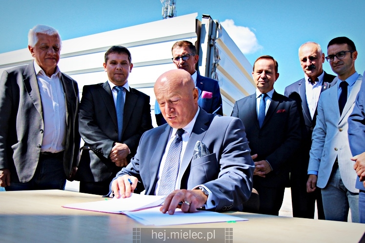 Wiceminister sportu podpisał w Mielcu umowę na dofinansowanie budowy nowej hali