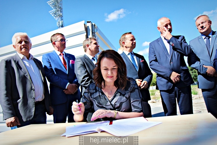 Wiceminister sportu podpisał w Mielcu umowę na dofinansowanie budowy nowej hali
