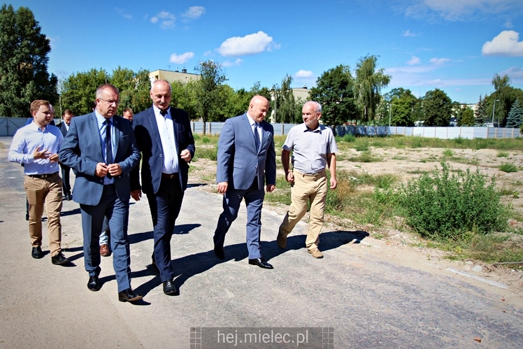 Wiceminister sportu podpisał w Mielcu umowę na dofinansowanie budowy nowej hali