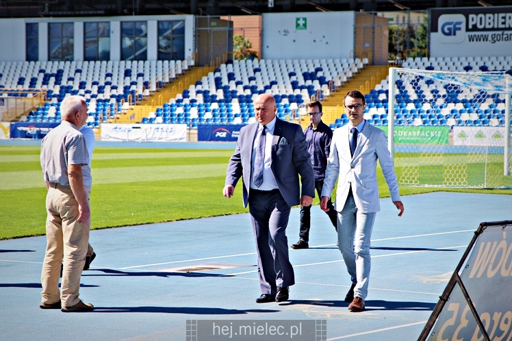 Wiceminister sportu podpisał w Mielcu umowę na dofinansowanie budowy nowej hali