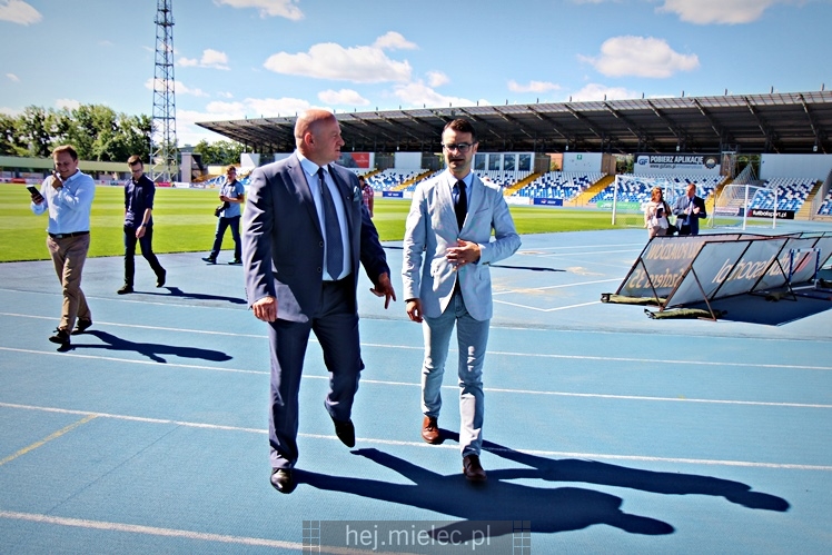 Wiceminister sportu podpisał w Mielcu umowę na dofinansowanie budowy nowej hali