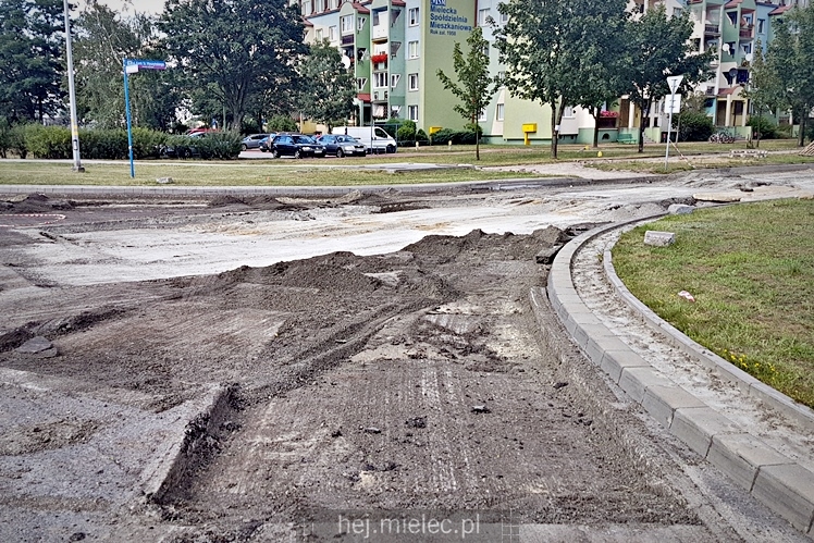 Ulica Wyszyńskiego rozkopana. Prace idą pełną parą