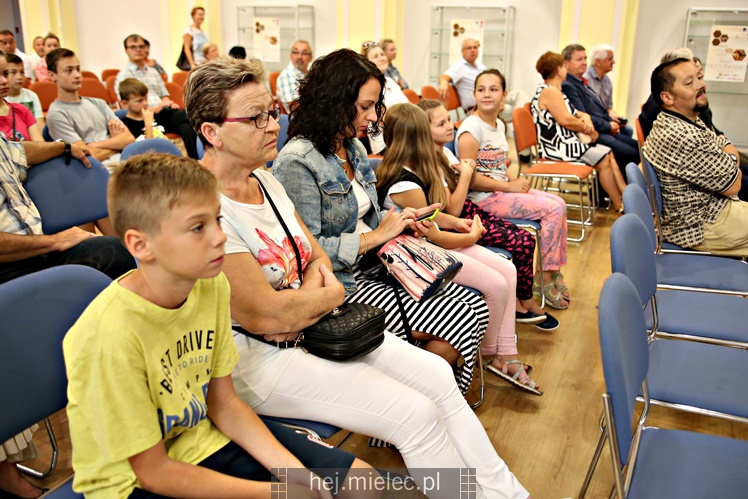 Miejskie miodobranie na dachu Domu Kultury SCK
