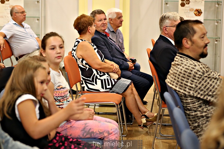 Miejskie miodobranie na dachu Domu Kultury SCK
