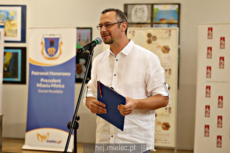 Miejskie miodobranie na dachu Domu Kultury SCK