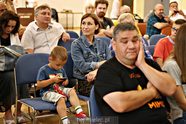 Miejskie miodobranie na dachu Domu Kultury SCK