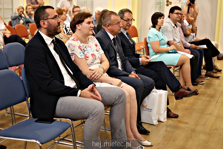 Miejskie miodobranie na dachu Domu Kultury SCK