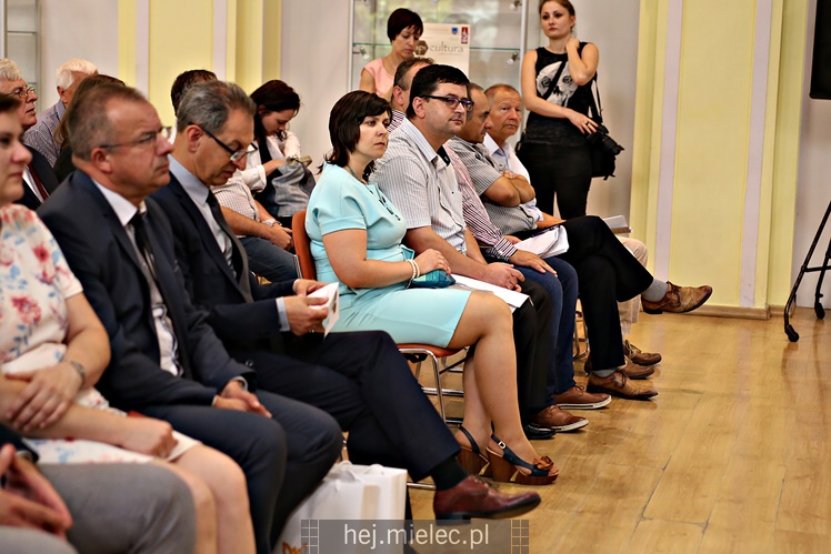Miejskie miodobranie na dachu Domu Kultury SCK