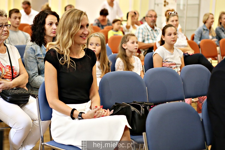 Miejskie miodobranie na dachu Domu Kultury SCK