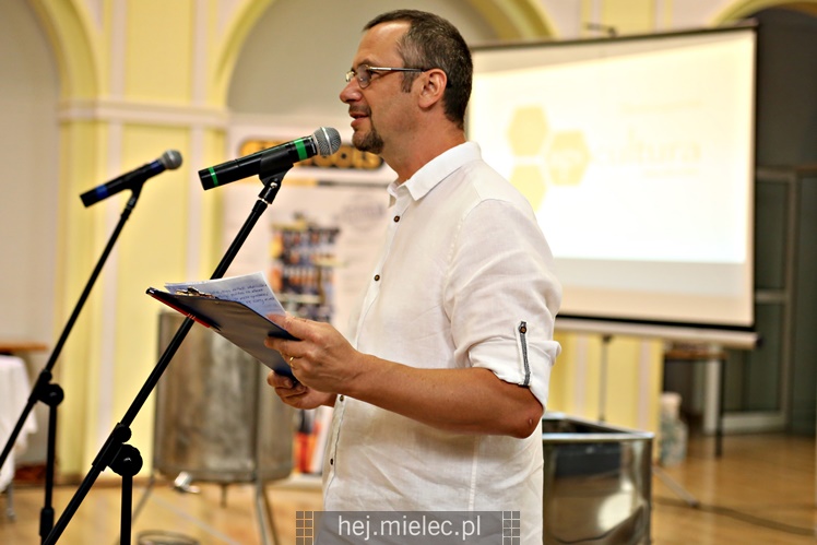 Miejskie miodobranie na dachu Domu Kultury SCK
